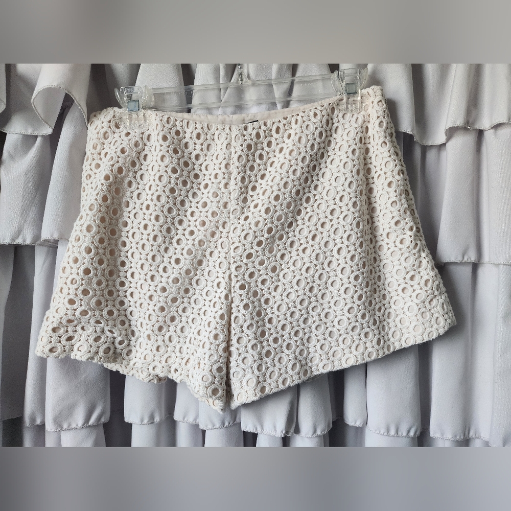 Banana Republic Women's Beige Eyelit Bohemian Shorts Size Six NWOT